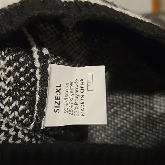 Soft Black and White Women's Sweater with Bow Pattern XL - Picture 2 of 2